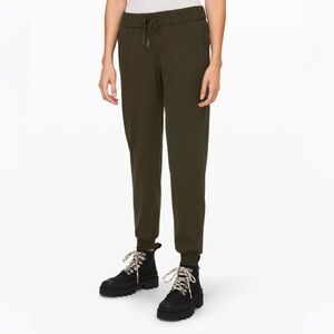 Lululemon ON THE FLY JOGGER 28" *LUXTREME
Dark Olive